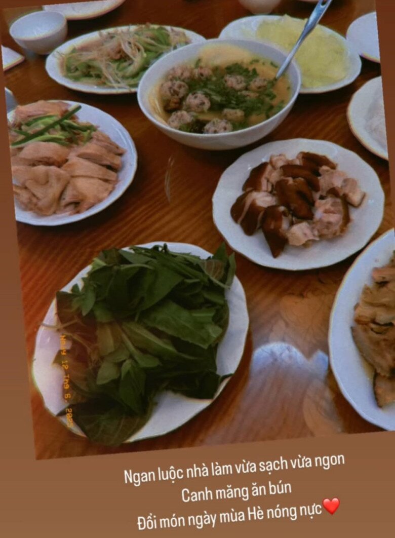 Nguyên mâm ngan luộc tự làm tại nhà được bày biện đẹp mắt, ăn kèm rau sống. Nổi bật là bát canh măng nấu mọc ngọt thanh, ăn cùng bún cho ngày hè thêm nhẹ bụng.