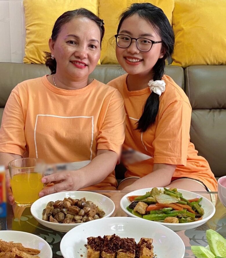 Phương Mỹ Chi từng hết lời khen tài năng nấu ăn của mẹ rằng: Chỉ cần nhìn sơ qua công thức trên mạng, điều chỉnh chút xíu là ra ngay bữa ăn ngon bá cháy. Có khi món đó má chưa từng ăn, vậy mà nhìn cũng làm được.