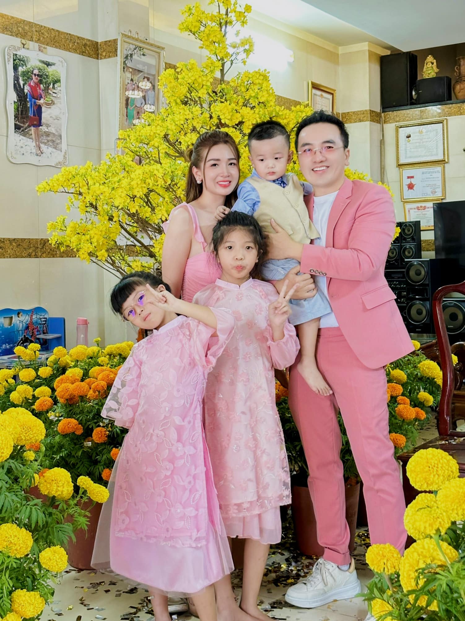 Giọng ca Gọi đò và bà xã Ái Vy có 3 con chung.