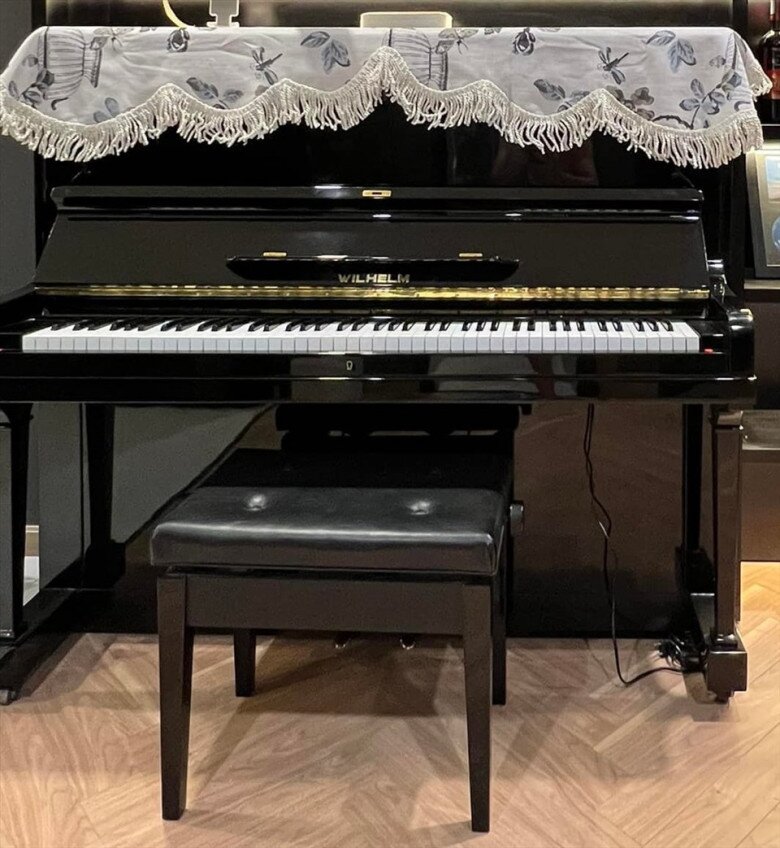 Chiếc piano đặt tại phòng khách là điểm nhấn nghệ thuật, nơi Nguyễn Văn Chung thỉnh thoảng phiêu theo cảm hứng. Bên trên là kệ trưng bày có đèn âm rất tinh tế.