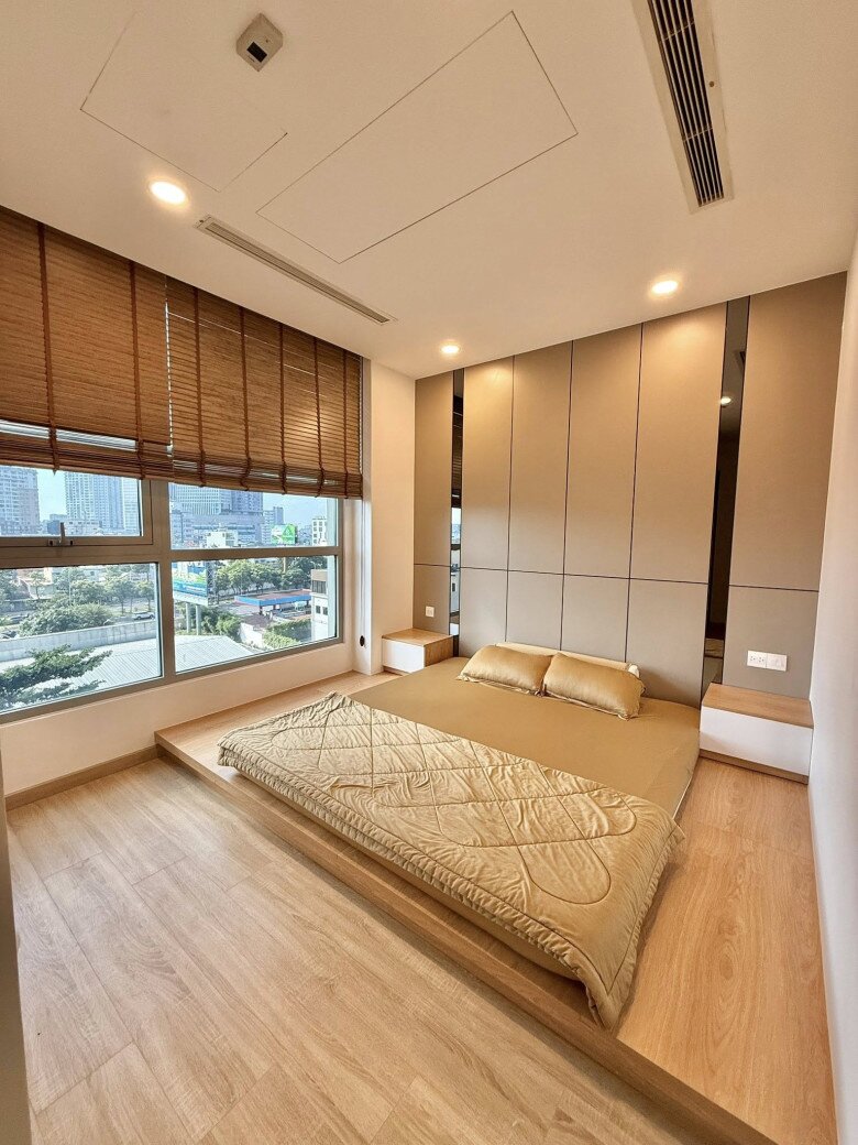 Phòng ngủ chính có giường thiết kế sát sàn, tone màu nâu be nhã nhặn. Chính chiếc giường này đã tạo nên làn sóng tranh luận trên mạng. Một số bình luận đáng chú ý: “Giường này không hợp cho người lớn tuổi đâu ạ. Nên làm giường cao để các cụ đứng ngồi dễ hơn vì lưng yếu rồi!”, “Tôi cũng đang định góp ý vậy vì tôi đang U80 nên thấy vậy đấy!”, Giường này rất đẹp nhưng lớn tuổi dùng sẽ hơi khó khăn khi đứng lên ngồi xuống anh ạ. Má em ở nhà phải vịn vô đâu đó mới gượng đứng dậy được. Nhạc sĩ Nguyễn Văn Chung đều ghi nhận và cám ơn khán giả.