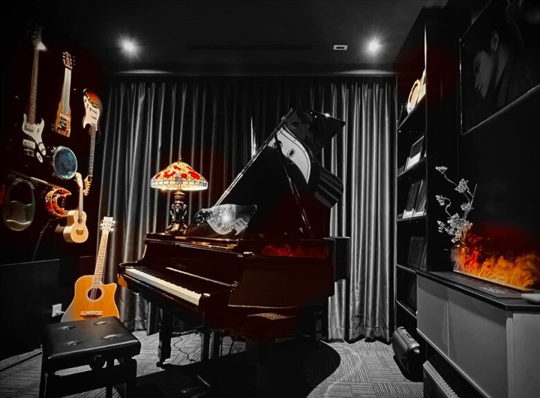 Phòng thu và sáng tác được thiết kế như một studio thu nhỏ, với đàn grand piano, bộ sưu tập đàn guitar treo tường và ánh sáng tông trầm tạo cảm hứng sáng tác.