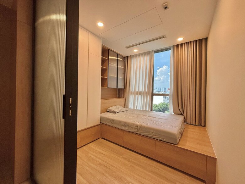Phòng ngủ phụ có cửa kính lớn đón ánh sáng tự nhiên. Giường ngủ thiết kế đơn giản, giấu ngăn tủ bên dưới để tối ưu diện tích. Dù còn một vài góp ý nhỏ, nhưng rõ ràng nghĩa cử của nhạc sĩ Nguyễn Văn Chung dành cho bố đã chạm đến trái tim nhiều người. Một căn nhà không chỉ là nơi ở, mà còn là sự gắn kết yêu thương của 2 thế hệ.