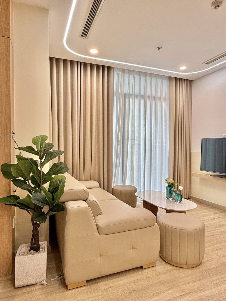 Toàn cảnh phòng khách, cây xanh đặt ngay góc phòng. Trần nhà âm đèn LED tạo cảm giác hiện đại nhưng vẫn dịu mắt. Không ít người khen ngợi căn hộ Nguyễn Văn Chung mua tặng bố rằng: “Đẹp thật. Ông thật hạnh phúc khi có người con trai như em”.