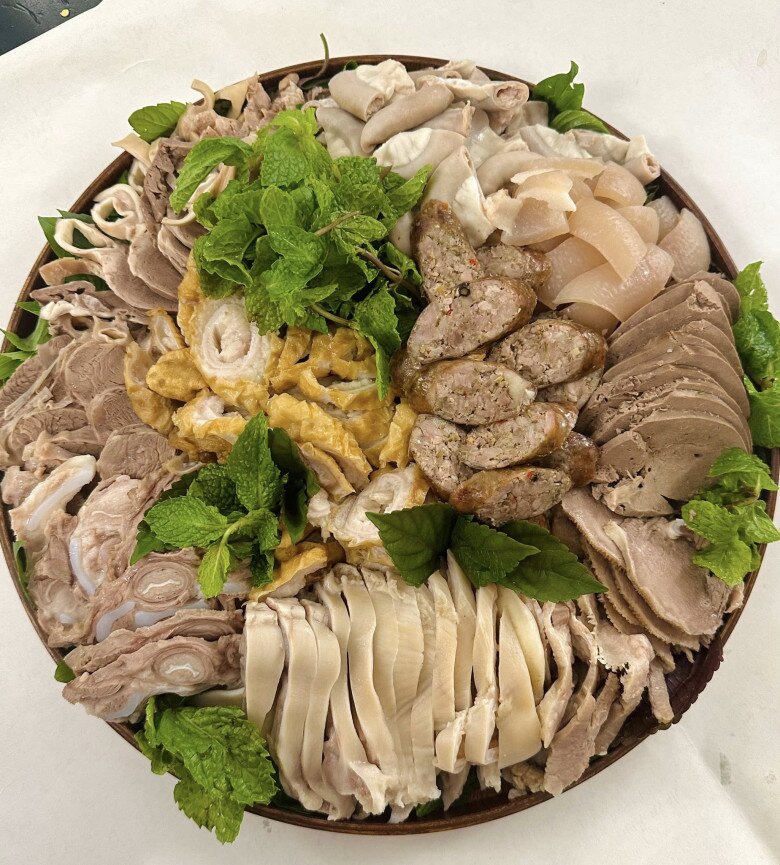 Lòng lợn thập cẩm luộc – món khoái khẩu của dân nhậu, nhưng qua tay anh Tuyến lại lên một đẳng cấp mới nhờ cách bày biện gọn gàng, sạch sẽ, hút mắt.