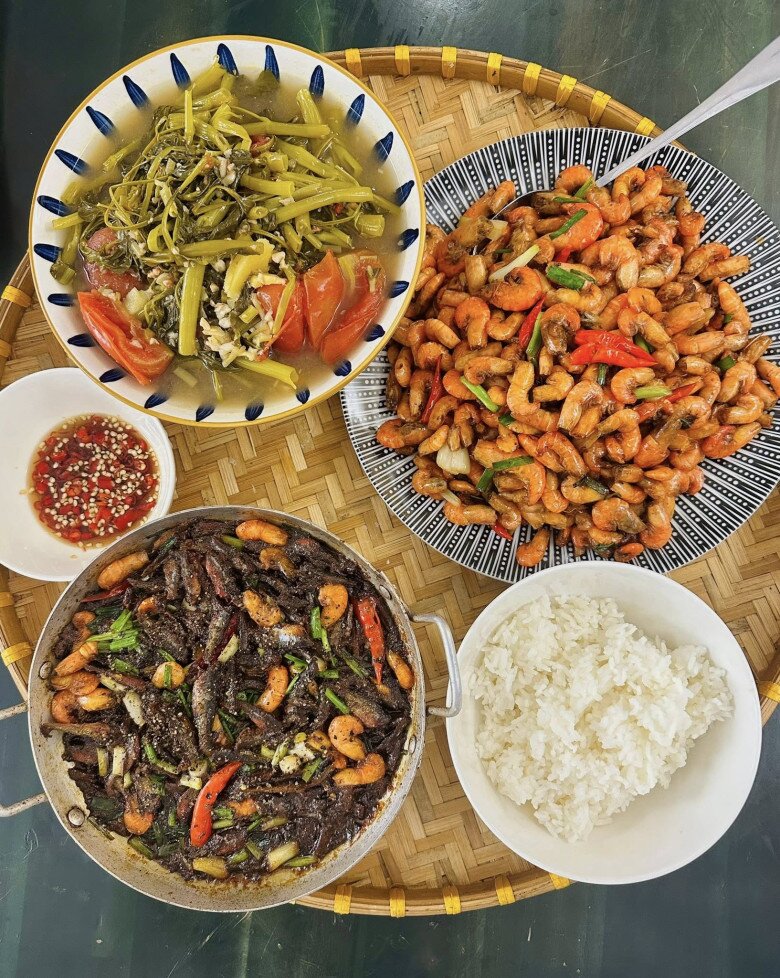 Mỗi mâm cơm của anh trai Hà Tăng không chỉ dừng ở việc no bụng mà còn là trải nghiệm về sự chỉn chu, tình cảm và thẩm mỹ.