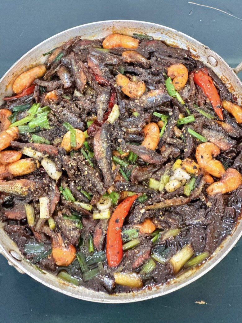 Anh chia sẻ: Lỗi tại thời tiết, Đi tập xong không biết tí ăn gì thế là lếch lê qua chợ chiều... về bày bày nấu nấu, được mâm cơm quê ngày âm u mưa gió. Tép sông ram,  cá lòng tong kho tiêu,  canh chua rau muống. Giản dị vậy thôi mà mọi người phải xuýt xoa là quá hao cơm.
