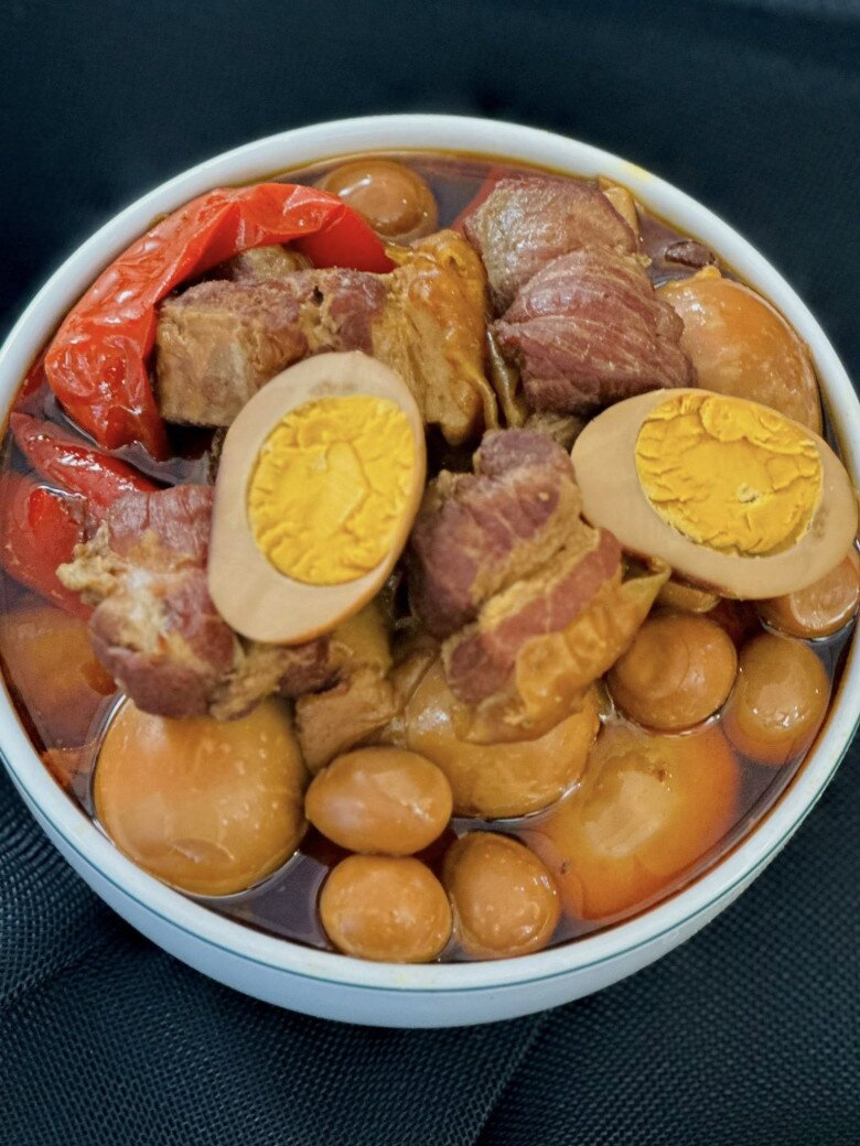 Thịt kho trứng với trứng vịt, nước màu sóng sánh, thịt mềm béo và trứng bùi bùi – món ăn đưa cơm quen thuộc nhưng được anh nấu kỹ lưỡng, đậm đà đến từng chi tiết.