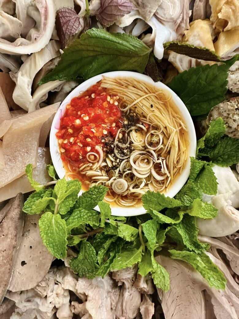 Nhìn những mâm cơm của anh thấy rõ người đàn ông này không chỉ có gu mà còn có tâm. Và có lẽ, đó là lý do khiến bạn bè và cộng đồng mạng cứ mãi “thèm thuồng” những món anh nấu.