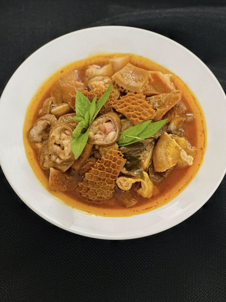 Món phá lấu bò đậm đà, béo ngậy, từng miếng lòng, tổ ong, dạ dày được nấu mềm nhưng không nát, hòa quyện trong nước sốt sánh vàng bắt mắt, điểm nhẹ lá húng quế tăng thêm phần hấp dẫn.