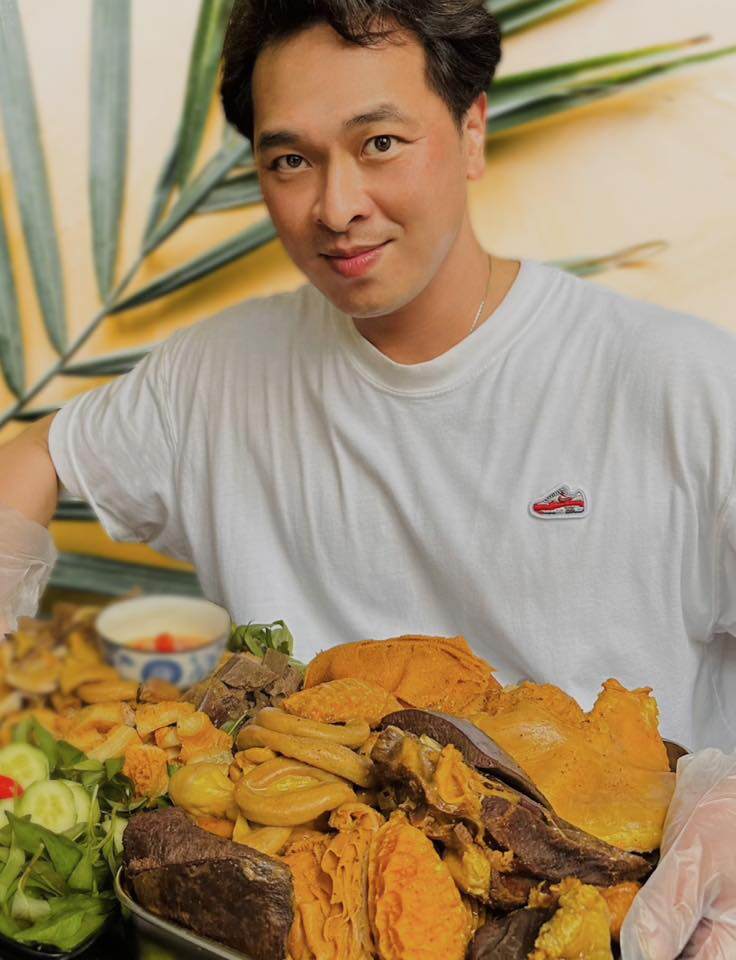 Trần Quang Tuyến bên khay lòng bò luộc vàng óng, đầy đặn. Món ăn không chỉ đẹp mắt mà còn được trình bày rất nghệ, làm mọi người liền muốn thưởng thức.