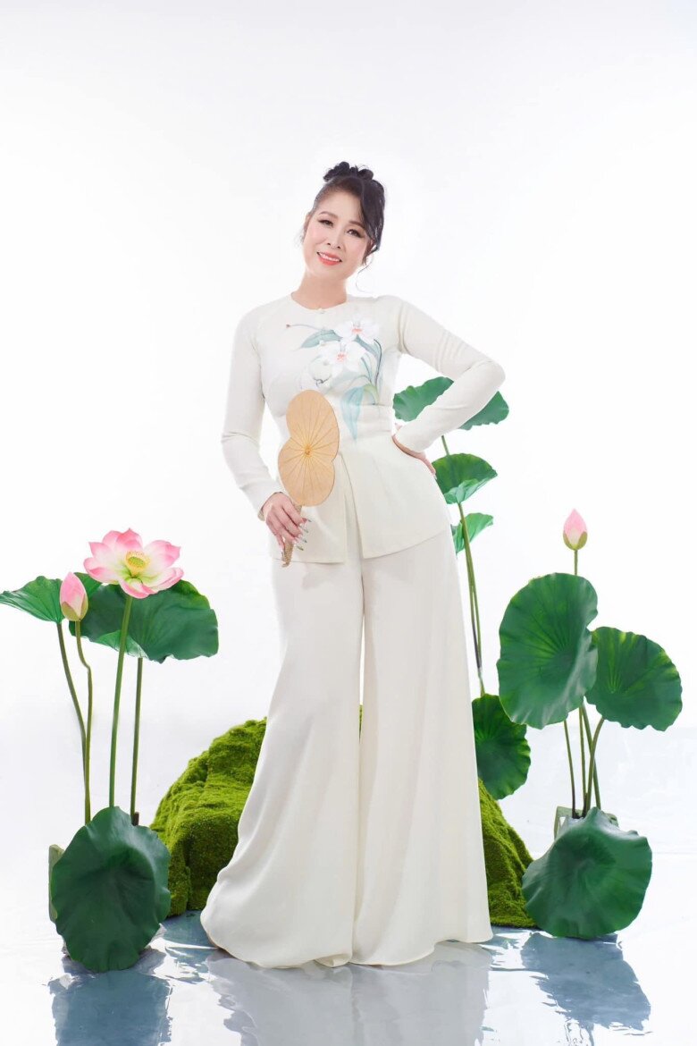 Nữ nghệ sĩ mặc váy, áo bà ba mà không cần quần gen bụng.
