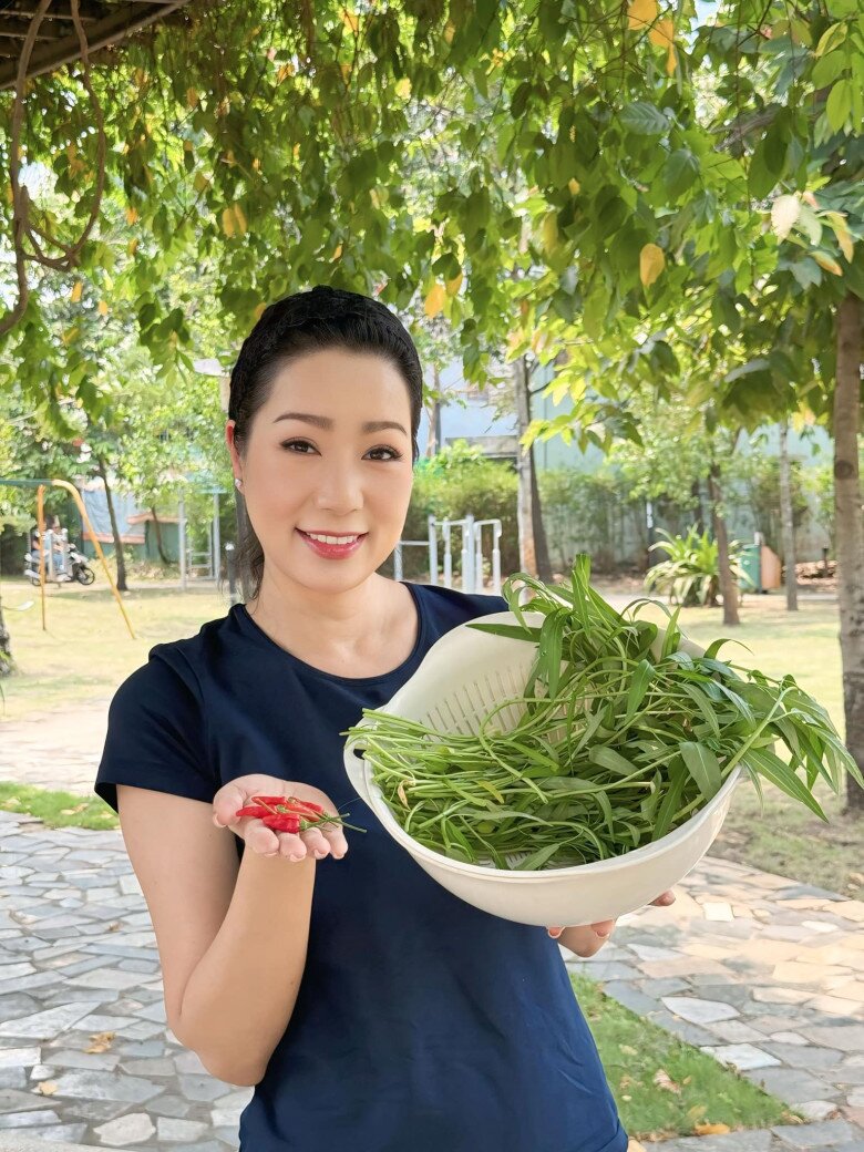 Người đẹp thích thú thu hoạch thành quả do mình trồng trọt, cô cho biết sẽ có món canh bún ăn với rau đãi cả nhà.