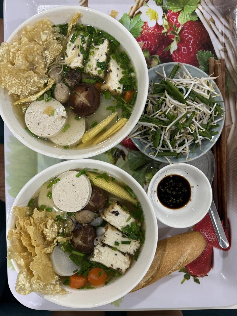 Ông đăng tải: “Bún bò viên tui nấu nè”, “Hủ tíu mì chay nhà nấu”... đủ biết nam nghệ sĩ vô cùng yêu thích ẩm thực và nấu nướng.
