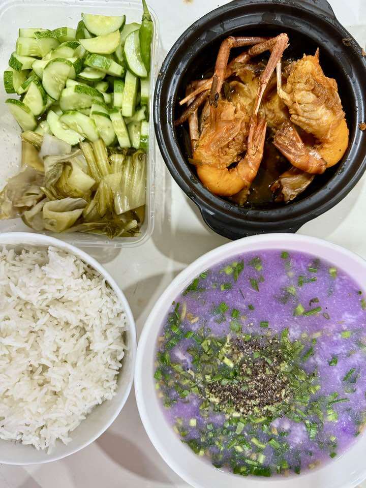 Không ít người cũng thắc mắc danh tính người nấu những bữa cơm này, có người cho rằng bạn gái kém tuổi của nam nghệ sĩ trổ tài.