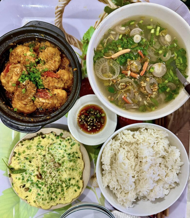 Tuy nhiên, NSND Việt Anh cũng nấu rất sành. Ông khoe: “Canh thân cây chuối, lá me non nấu chua, tôm kho tàu, trứng chiên… tui nấu!”
