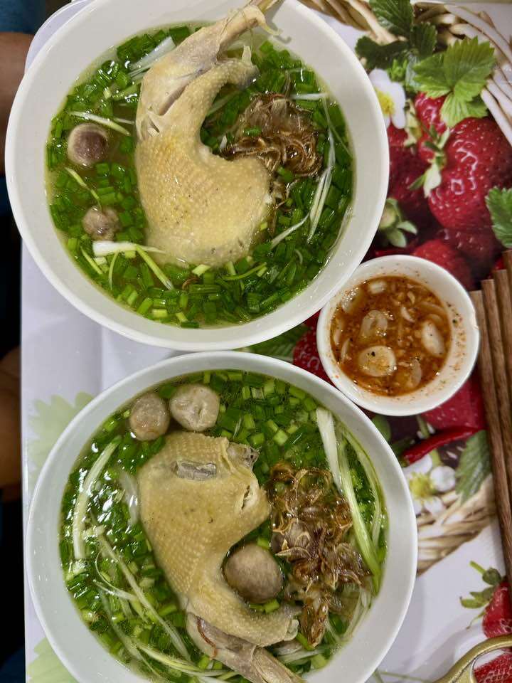 Hay “mì gà cuối tuần bếp nhà Việt Anh” cũng khiến mọi người nhìn mà thấy đói bụng liền, vừa giàu dinh dưỡng và trình bày hút mắt chẳng kém ở tiệm.