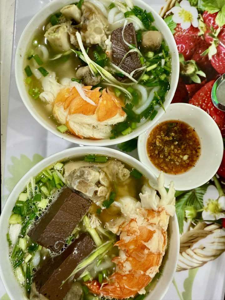 Cách đây không lâu, nam nghệ sĩ khoe món bánh canh với nguyên liệu siêu chất lượng: “Bếp nhà Việt Anh! Bánh canh tôm hùm baby”.