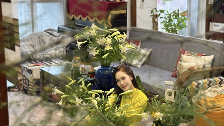 BTV Hoàng Trang biến căn nhà thân thương thành studio tại gia với những bình loa kèn trắng muốt cắm, tạo nên không khí đậm chất Hà Nội xưa. Những bức ảnh được chính con trai của Hoàng Trang chụp.