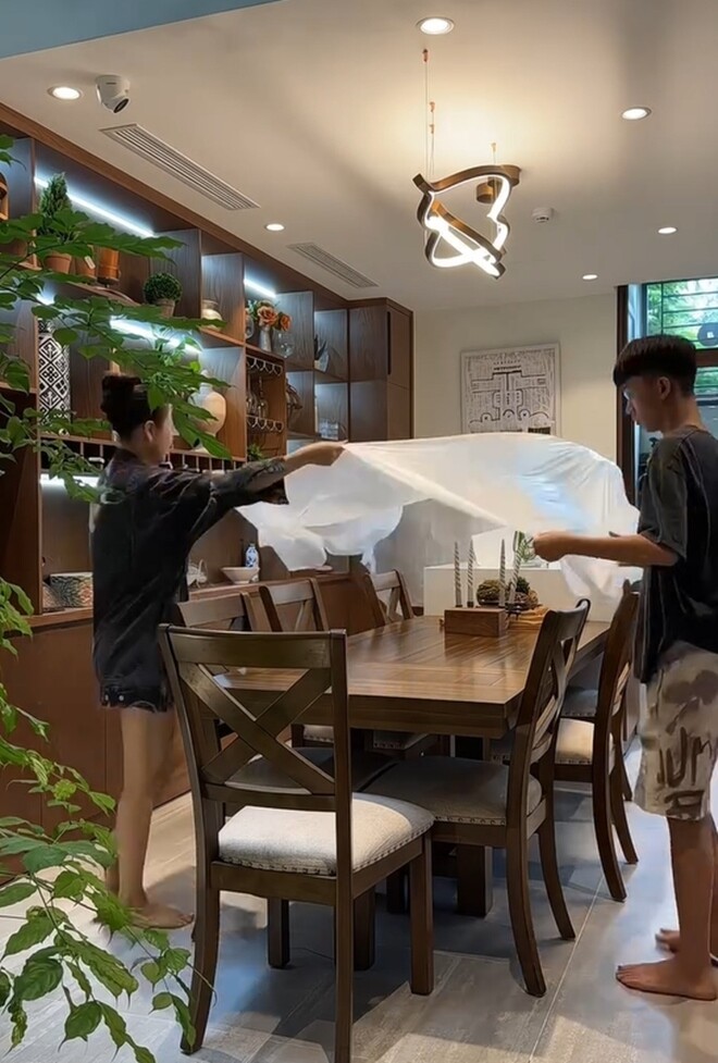 Từng góc nhỏ đều được chăm chút, ngay cả bàn ăn gỗ cũng được phủ kín để tránh bám bụi. Qua hình ảnh cũng có thể thấy không gian hiện đại mà đầy hơi thở thiên nhiên trong biệt thự của Quế Vân.