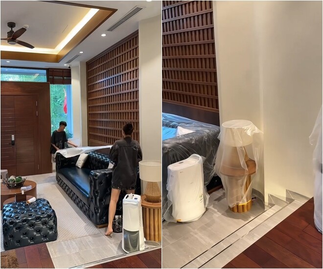 Bộ sofa da đen chần bông nổi bật giữa phòng khách cũng không thoát khỏi quy trình “trùm kín” kỹ càng của nữ ca sĩ. Mọi vật dụng như máy lọc không khí, quạt cũng được bọc lại. 