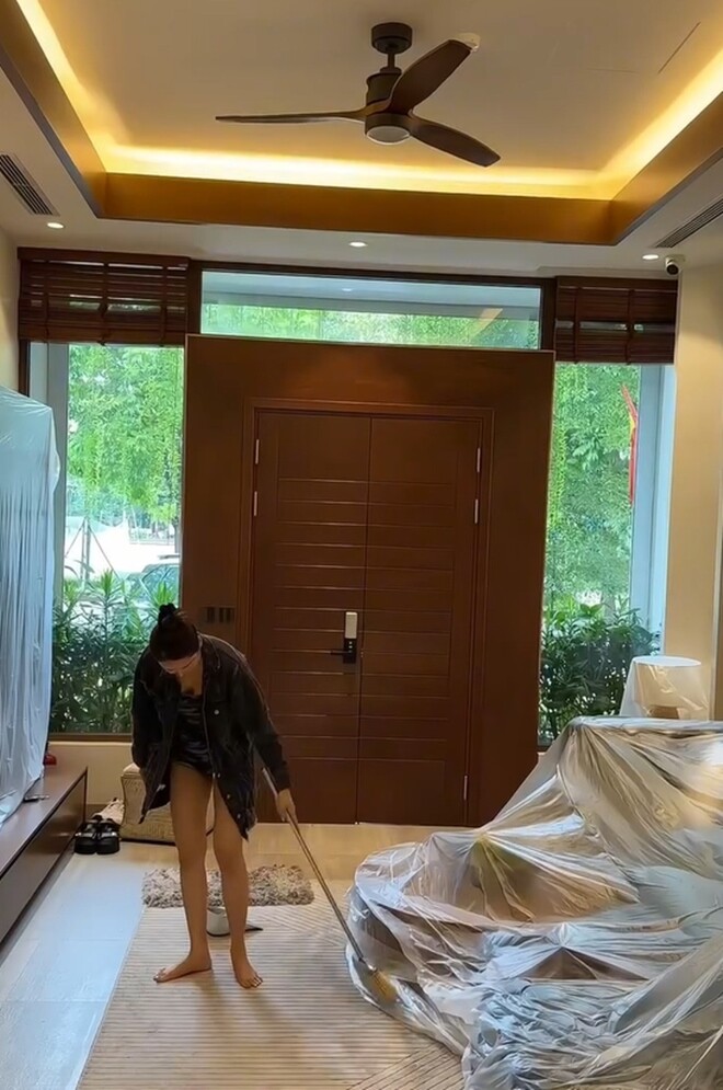 Trước khi đi, Quế Vân còn tranh thủ quét dọn. Cô nói: Không phải ở nhà mới dọn nhà. Đi cũng phải dọn, ngày mai đi rồi, hôm nay vẫn phải dọn nhà, lau sạch sẽ đâu ra đấy. Chứ nhìn nhà bẩn là không có chịu được nha.