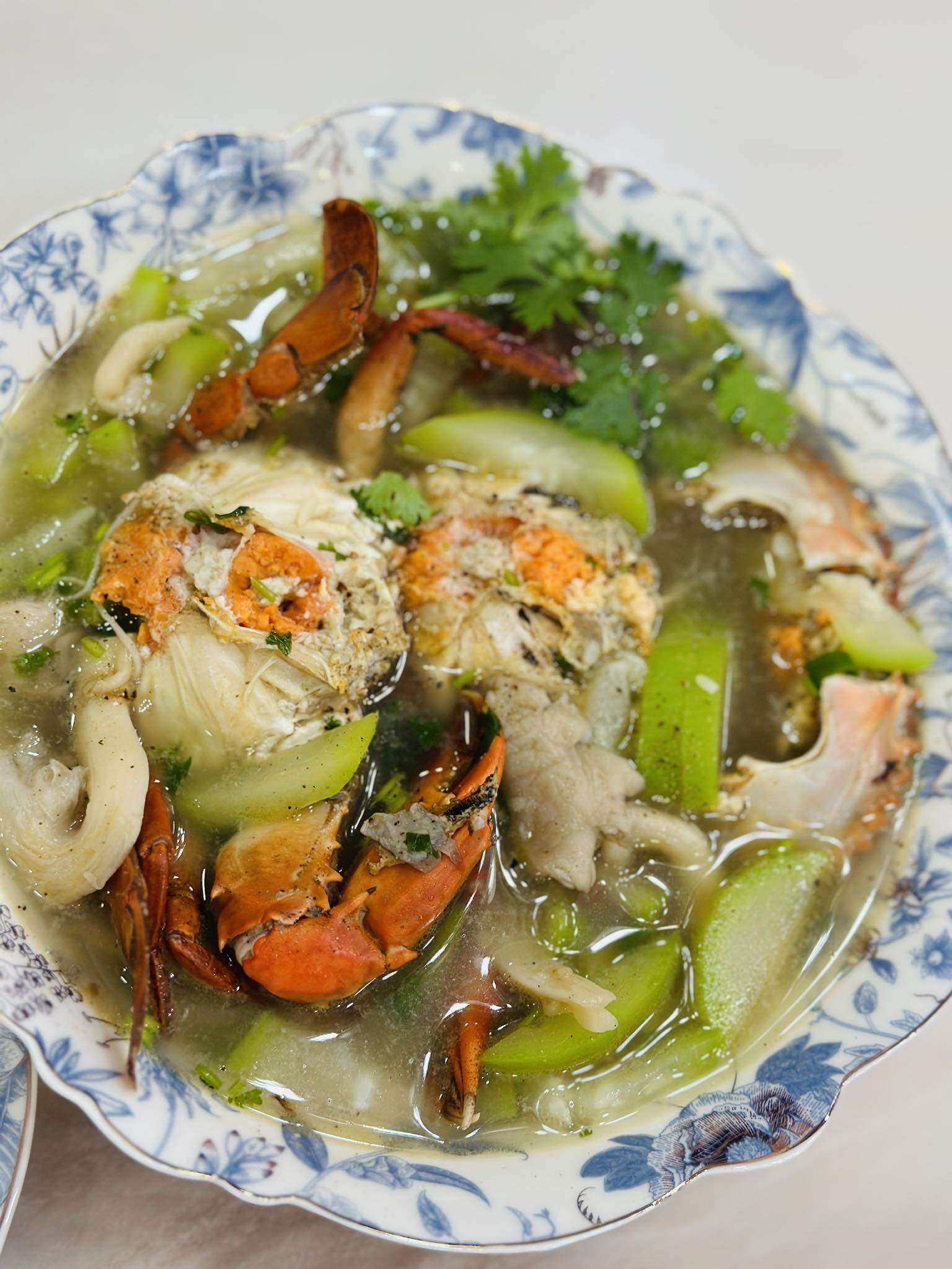Canh cua nấu bầu nóng hổi, ngọt thanh từ thịt cua tươi, đậm vị. Món canh thanh mát không chỉ giải nhiệt ngày hè mà còn thể hiện sự chỉn chu trong từng khâu chế biến của người nấu.
