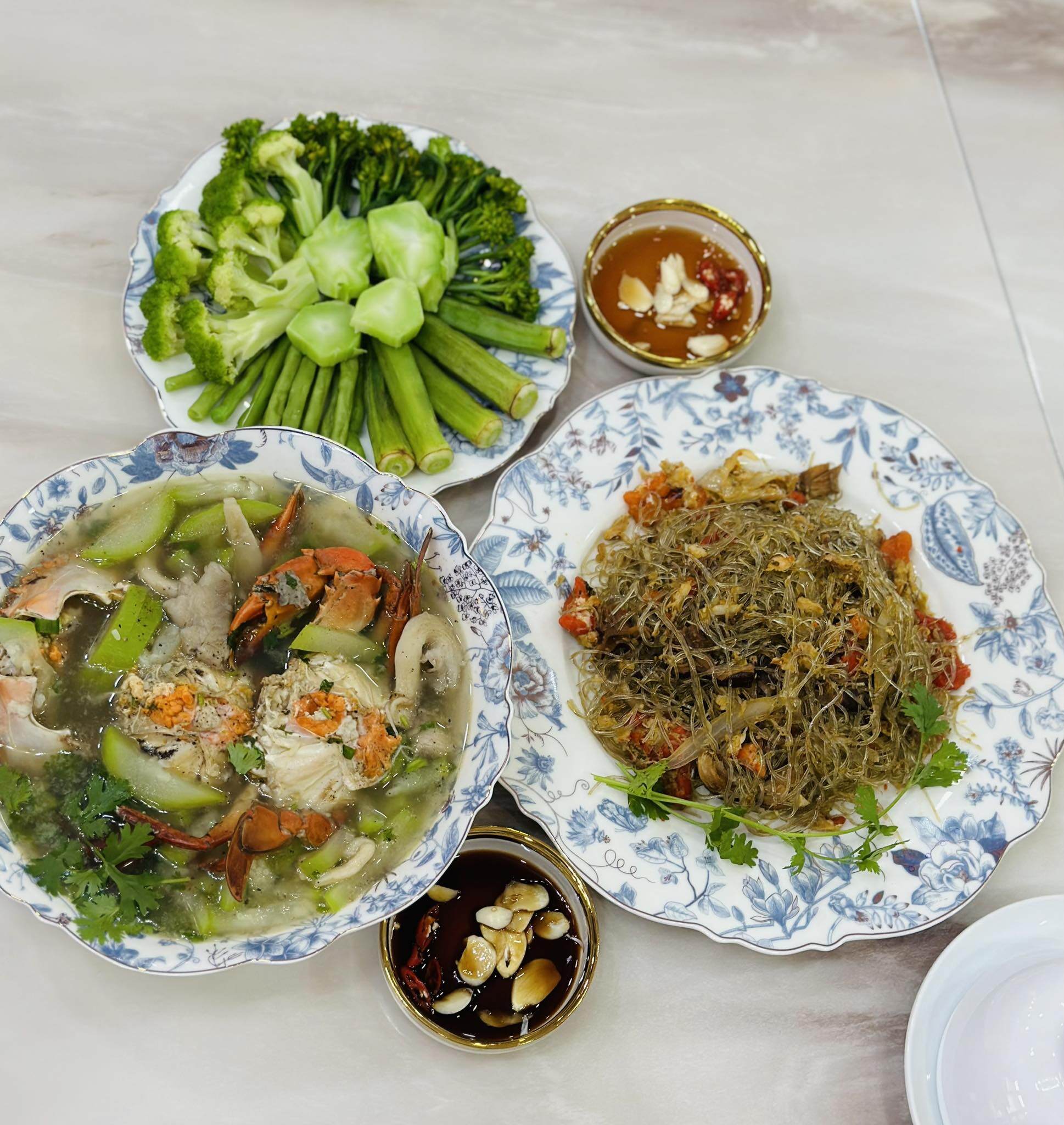 Toàn cảnh mâm cơm nhà Vy Oanh với ba món chính: Miến xào cua, canh cua bầu và rau luộc. Không cầu kỳ, nhưng mâm cơm lại toát lên sự ấm cúng, đầy đủ dưỡng chất – đúng chuẩn bữa cơm của một người mẹ hết lòng vì gia đình.