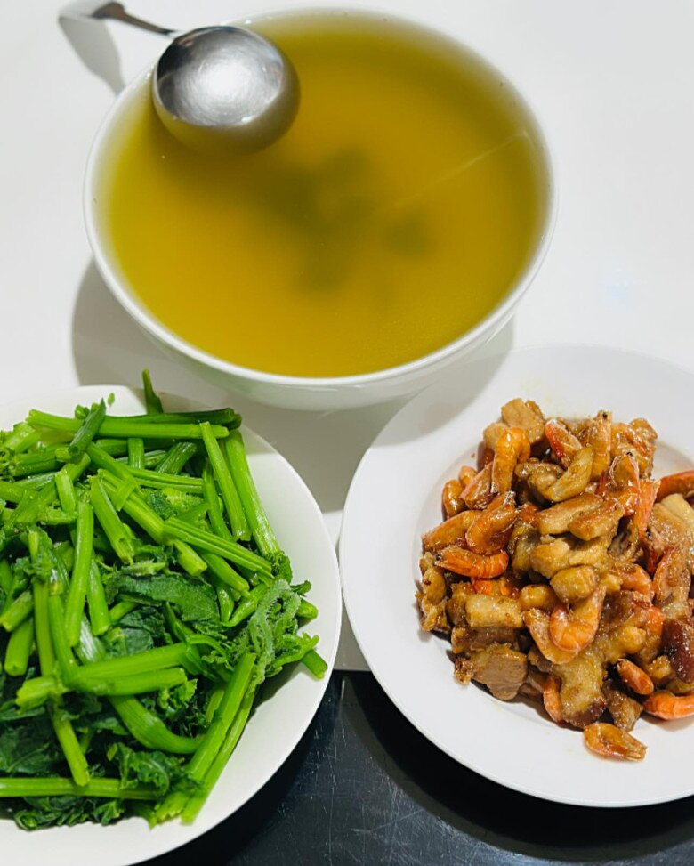 Mâm cơm đơn giản đến từ một hạnh phúc giản đơn. Menu hôm nay hơi ngắn: Rau bí luộc, hợp mùa nóng cực kỳ: 12k. Tôm đồng thịt ba chỉ rang cháy cạnh cực hợp cảnh: 97k. Tổng cộng: 107k, siêu mẫu tiết lộ.