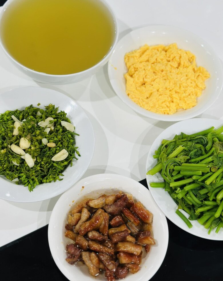 Một bữa cơm đơn giản mà đầy đủ dinh dưỡng được ông xã cô nấu khiến siêu mẫu tấm tắc: Rau bí luộc (vợ thích ăn nên Còi thể theo yêu cầu). Thiên lý xào tỏi bùi bùi, ngon ngon. Nọng heo rang cháy cạnh, món này của Còi number 1. Trứng chưng mềm mềm, mịn mịn.