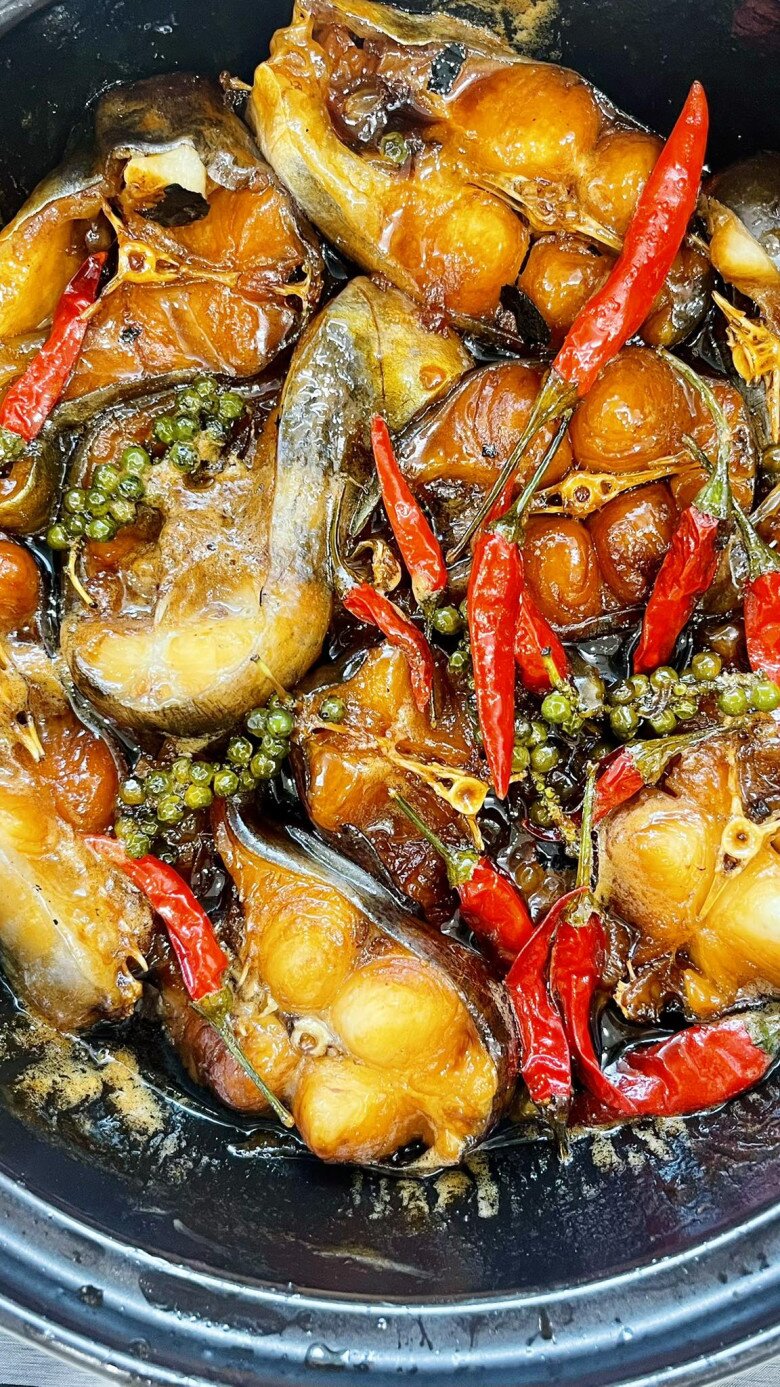 Có hôm thì bà mẹ 2 con làm cá lóc kho tộ và bày tỏ: Vậy thôi đó. Nhiều người hâm mộ khoái chí khen nhức cái nách vì món ăn cực kỳ tốn cơm này.