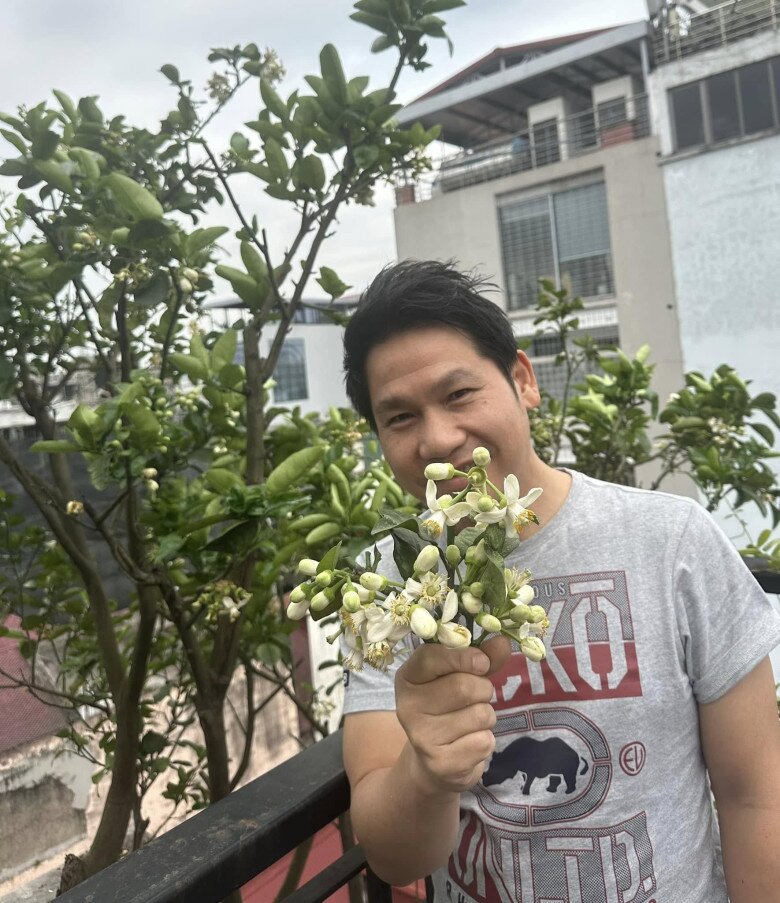 Ngoài mộc lan, Trọng Tấn còn thích những loài hoa mộc mạc khác. Anh từng khoe nhành hoa bưởi hái trong vườn sân thượng và nhớ tới câu ca Hương bưởi thơm cho lòng bối rối.