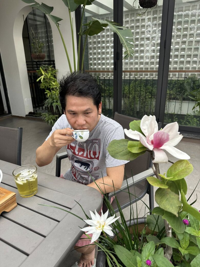 Trọng Tấn ngồi thưởng trà bên chậu mộc lan đầy thư giãn, tận hưởng không khí trong lành. Một góc thư giãn vô cùng nhẹ nhàng, bình yên.