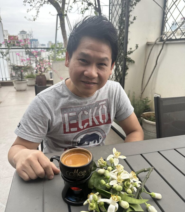 Ly cà phê cùng nhành hoa bưởi được nam ca sĩ đặt trên bàn, phía sau là không gian xanh đầy sức sống. Đây là nơi anh ngồi tìm lại sự cân bằng trong cuộc sống.