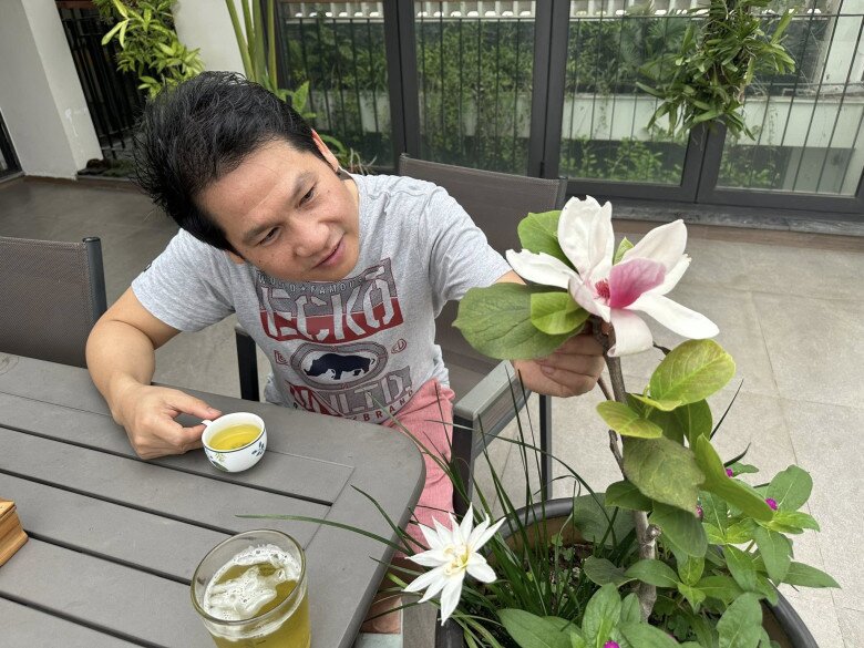 Nam ca sĩ nâng niu cành hoa mộc lan như một cách trò chuyện với thiên nhiên. Loài hoa này tuy đẹp nhưng không ưa ngập úng, cần đất thoát nước tốt và được cắt tỉa định kỳ để giữ dáng.