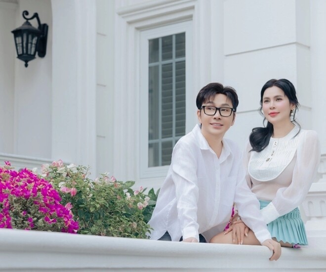Sở hữu biệt thự trắng sang trọng, vợ chồng Vũ Luân - Phương Lê có không gian sống đầy hơi thở thiên nhiên. Khu vườn của cặp đôi không quá rộng nhưng đủ rau sạch cho gia đình.