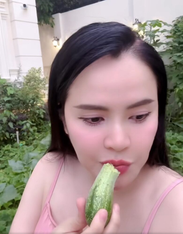 Một trái dưa leo to được cô hái từ giàn, trời vừa mưa nên ăn rất sạch, tươi và ngọt. Sự hào hứng hiện rõ trên gương mặt nàng hậu khi thưởng thức thành quả.