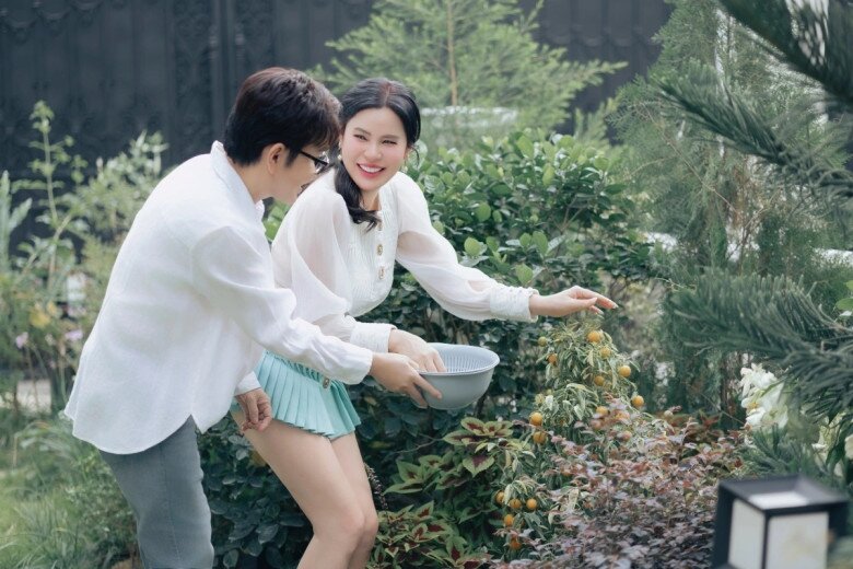 Phương Lê từng khoe cảnh cùng NSƯT Vũ Luân thu hoạch trong khu vườn. Vườn nhà xanh mướt với nhiều cây và hoa, đem đến cảm giác thư giãn, gần gũi.