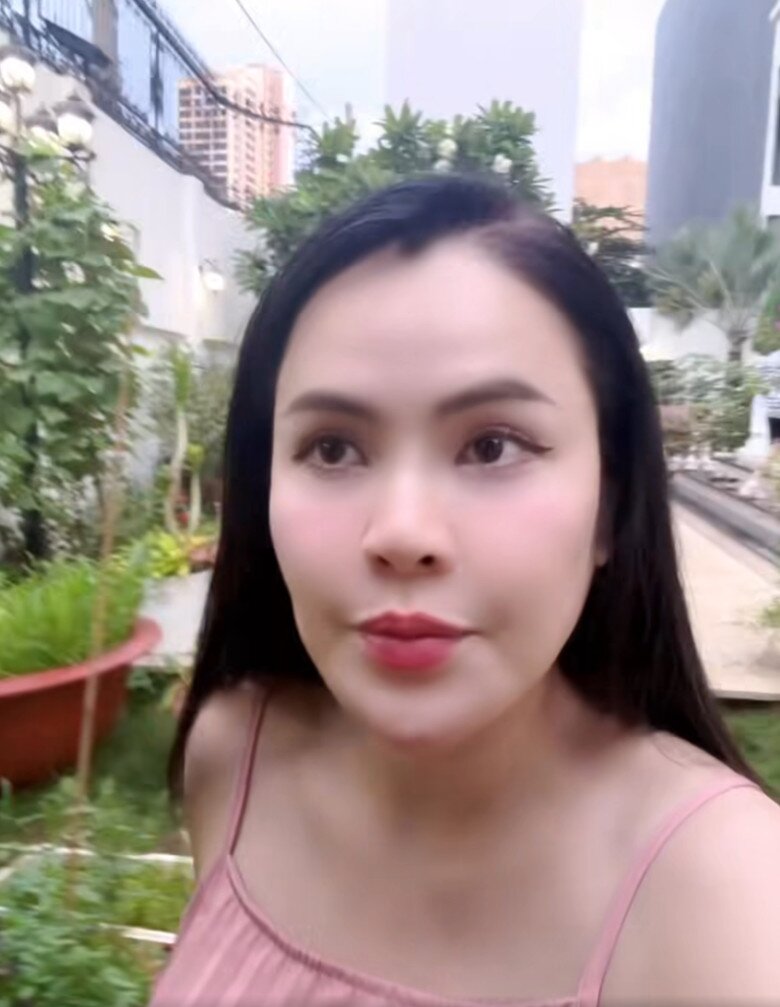 Một số khung cảnh xung quanh khuôn viên ngôi nhà cũng hiện lên qua video của bà xã Vũ Luân, cho thấy ngôi biệt thự không chỉ hoành tráng mà có không gian xanh lý tưởng.