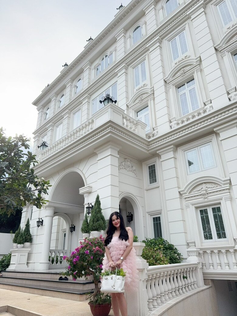 Gần đây, cô dí dỏm xách giỏ rau trước biệt thự và bày tỏ: “Nếu ngoài mệt mỏi về nhà anh nhé có em chờ, Vũ Luân. Style đi hái rau chuẩn bị cơm chiều cho chồng. Cả nhà đoán xem Chồng em về sớm không?”