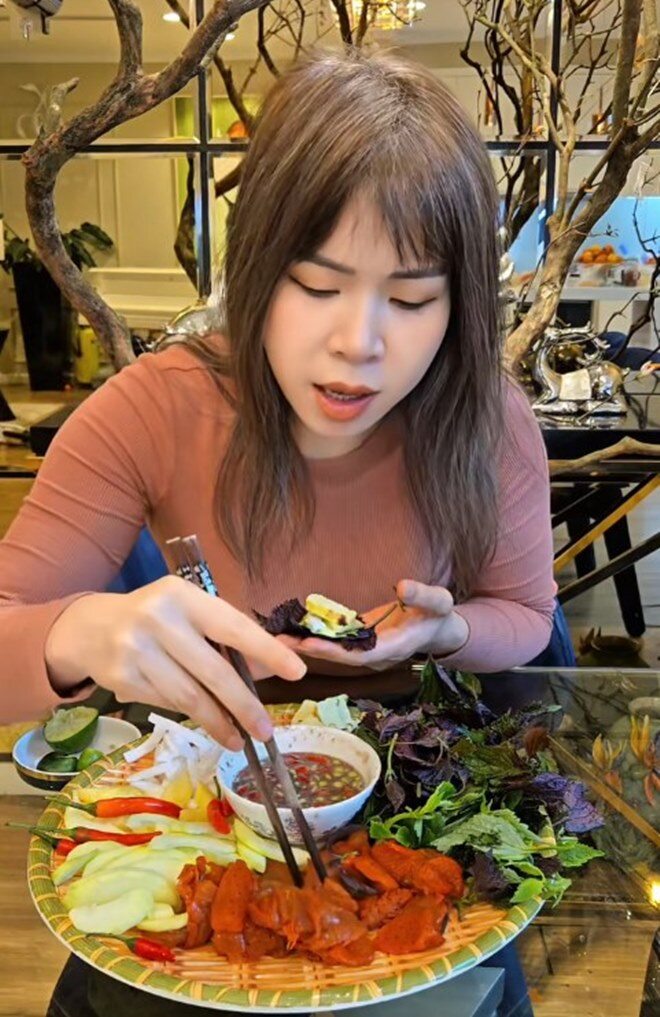 Phương Phạm cho biết cả nhà không ai ăn, chỉ cô ăn món này. Bà mẹ 3 con có thể một mình ăn hết một đĩa. Nàng hot mom rất nghiện món này, mỗi năm khi tới mùa cô đều tìm để thưởng thức.