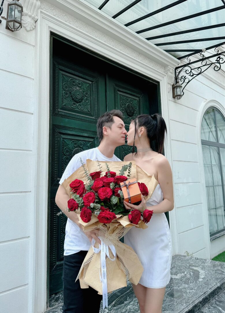 Mỗi nơi mình sinh sống, vợ chồng Đăng Khôi đều rất trân trọng. Tại khu đô thị Phú Mỹ Hưng, quận 7, TP.HCM, cặp đôi sở hữu một căn biệt thự 4 tầng với diện tích khoảng 300m².