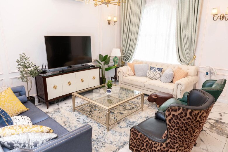 Nội thất bên trong được bà xã Thủy Anh tự tay lựa chọn, từ chất liệu gỗ sồi Mỹ đến cách bài trí từng không gian, nhằm mang lại sự tiện nghi và ấm cúng cho gia đình.