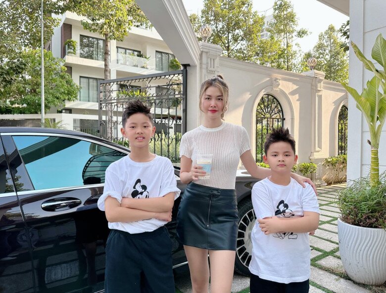 Ngôi nhà được thiết kế theo phong cách tân cổ điển, nổi bật với gam màu trắng chủ đạo, tạo cảm giác sang trọng và thanh lịch.
