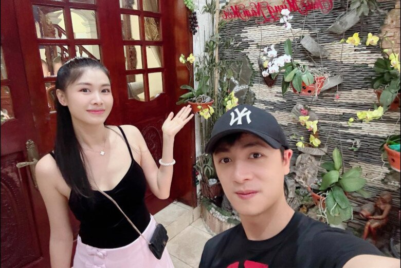 Vợ chồng Thủy Anh - Đăng Khôi vui vẻ chụp hình kỷ niệm bên góc tường đầy hoa lan, nơi lưu giữ nhiều kỷ niệm đẹp của gia đình cô.