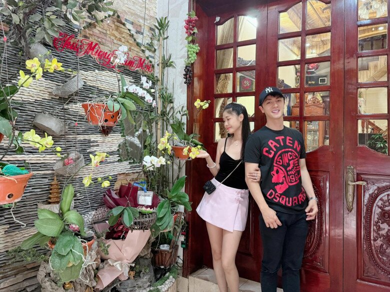 Cận cảnh những chậu lan được mẹ ruột Thủy Anh chăm sóc, vươn mình nở rộ ngay trong không gian đậm chất truyền thống của ngôi nhà.