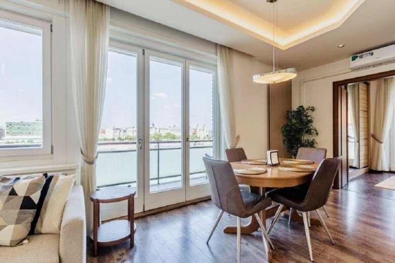 Với hệ thống cửa kính lớn, căn hộ luôn tràn ngập ánh sáng tự nhiên và có tầm nhìn hướng ra tòa nhà Quốc hội Hungary cùng khúc đẹp nhất của dòng sông Danube .