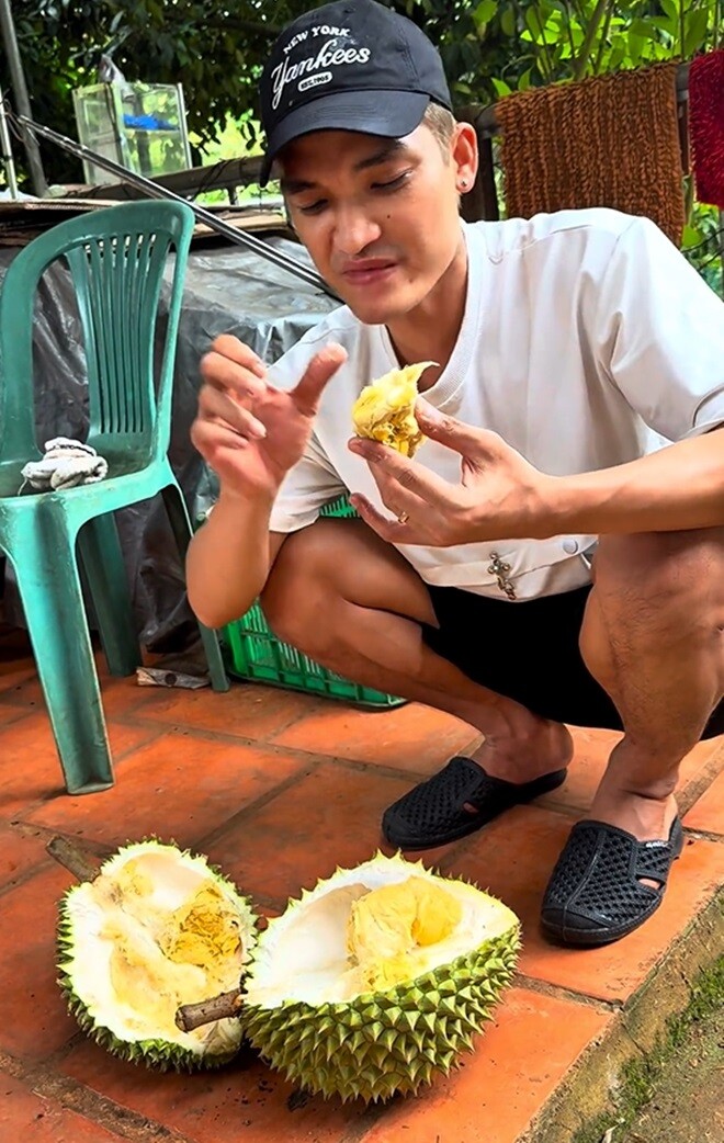 Khui đến 3 trái, cuối cùng đã có trái có múi. Mạc Văn Khoa bày tỏ: “Nó béo mồm, nó ngọt mồm, nó thơm mồm lắm! Sầu riêng Rio 6 chín cây. Cảm ơn chú!”