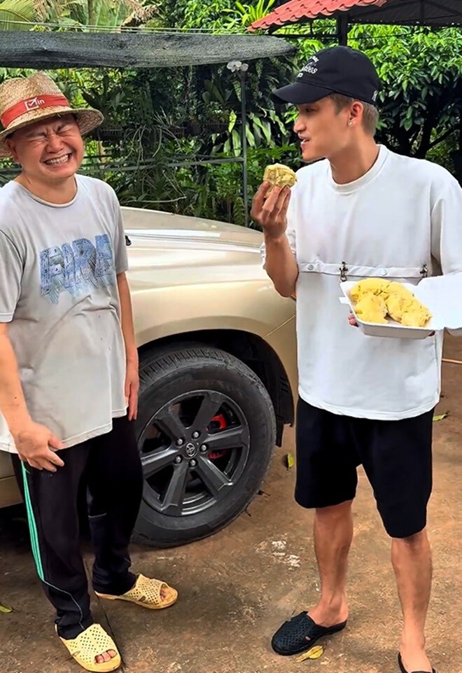 Vườn sầu riêng, măng cụt rộng thênh thang của Hoài Linh: Mạc Văn Khoa về amp;#34;ăn ngập mồmamp;#34;, đoạn khui trái ai cũng cười lăn - 13