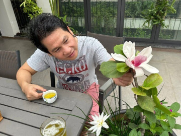 Trọng Tấn trồng loài hoa biểu tượng giàu sang trên sân thượng biệt thự ở Hà Nội, mỗi năm ra hoa một lần